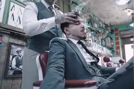 小伙体验专业的#头部按摩 ，#理发师 用尽所有力气，解压又放松！视频封面