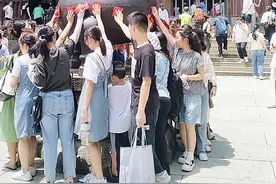 灵隐寺迷惑行为一贴香炉转三圈自行开光，太好玩了#愿所求皆所愿视频封面