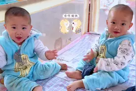 小兄弟俩可真喜欢脱对方袜子吖～#双胞胎宝宝成长记视频封面