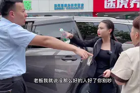 出门办事走的太匆忙了车窗没关，这位好心大姐在这里守着视频封面