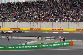 两车缠斗！现场太燃了🔥 #f1上海站 #上海国际赛车场视频封面