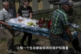 这是一名在战场上被坦克压扁了的士兵，令人触目惊心，俄乌战争..视频封面