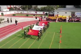 最美丽的风景在校园里， 最多彩的生活在操场上， 孩子们