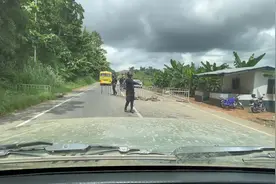 警察问过我是中国人，接着又问我是不是韩国来的。