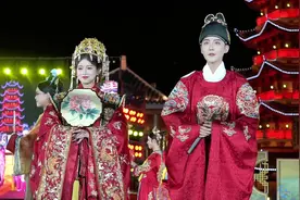 新郎扮演者：卢卓就是小灿。新娘扮演者：小上官。视频封面