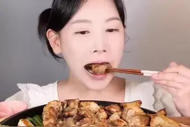 看韩国小姐姐吃鸡冠油也太过瘾了吧 #美食搬运工 #韩国吃货主播视频封面