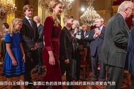 比利时王室成员亮相，王后玛蒂尔德气质出众，18岁女王储更是不输视频封面