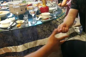 酒席桌上划拳像吵仗一样，甘肃拳太热闹了，外行看热闹内行看门道
