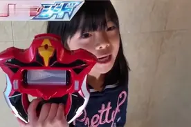 恶搞小女孩自拍合体变身捷德奥特曼