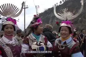 在苗族游玩时，美女私下递“毛巾”，为何不能随便拿？视频封面