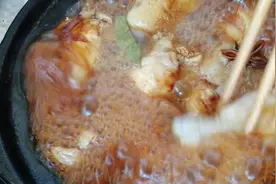 用砂锅炖鸡根，步骤和用料都很简单，炖出来的入味汤浓
