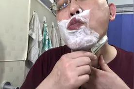 DIY亲自操作手动传统剃刀自己刮胡子细节示范过程需要的朋友拿走