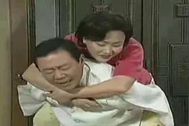 看了又看：银珠妈妈喝醉酒让她爸爸背她，两个人真的太甜蜜了视频封面