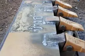 挖机斗齿掉下来了，看焊工师如何焊接，这手法也太秀了！