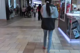 妹妹打赌输了竟在商场公然赤脚视频封面