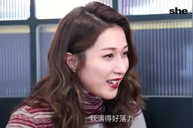 钟嘉欣甜蜜谈及与老公恩爱日常：我真的很幸福！视频封面