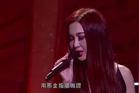 53岁温碧霞登台献唱《为你钟情》，怀念与张国荣合作的日子视频封面