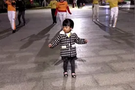 3岁宝宝领跳广场舞，奶奶乐坏了，这小妮子要火！视频封面