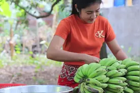 生香蕉还可以煮着吃？乡村女孩教你一种吃法，非常美味！视频封面