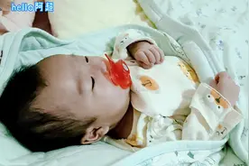 刚满月的宝宝吸假奶嘴上瘾，哄娃神器安抚奶嘴到底该不该用呢？视频封面