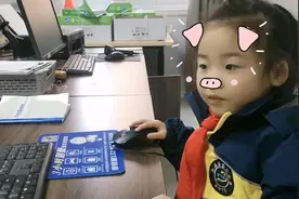 体重不到40斤的一年级小朋友居然背10斤的书包。我的天呀！