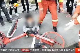 看着就疼！汉中一男童玩耍，手竟然卡在共享单车链条上|都市热线视频封面
