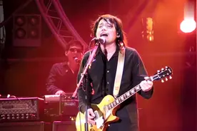 伍佰吉他弹唱《翅膀》，倾力演绎点燃全场热情！