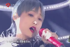 李宇春告诉你什么叫做全开麦！舞台皇后现场真的绝了，大长腿撩人视频封面