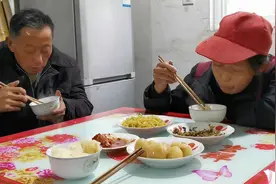 安徽舒城，老妈做农村特色美食：咯吱汤，配上：大蒜头、豆腐乳