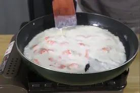 广东小伙教你做牛奶炒虾仁，虾仁这么Q弹爽口，小孩最爱吃了视频封面