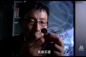 股票一下涨一下跌，小伙内心真是焦虑啊！最后扔硬币决定买不买！视频封面