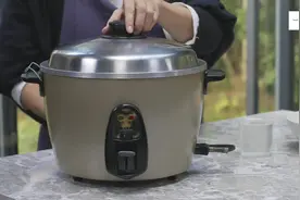 用电饭煲来蒸蛋蒸蛋方式，蒸出来的蛋鲜嫩多汁！秘诀在于这视频封面