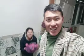 单身女同事搬家，很多东西不要了，媳妇居然把人家枕头都给拿来了视频封面