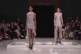 模特的衣服遇水即化，这是最环保款？视频封面