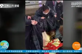 南京:孕妇坐火车突然临产,羊水破了洒一地,站台变“临时产房”！视频封面