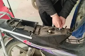 农村小伙把汽油和泡沫加在一起真的能制作出来胶水吗？来看看吧！视频封面