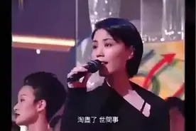 28岁王菲与17岁谢霆锋同台表演，终于知道了谢霆锋喜欢王菲的理由视频封面