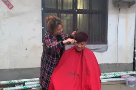 小飞让二姐染发，二姐给小飞换个大红色，小飞有点接受不了新发型