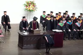 庄严的日本东京早稻田大学秋季毕业典礼入场式及毕业证书颁发仪式视频封面