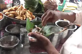 印度街边快餐。碗里还垫两片树叶