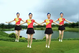 广场舞一首《是不是我们不长大你们就不会老》感动千万人