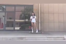 穿溜冰鞋溜冰的时候千万不能穿裙子，不然会摔得很惨