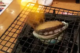 炭烤活鲍鱼，看着鲍鱼扭动身躯，慢慢变熟飘出香味，配米饭一级棒视频封面