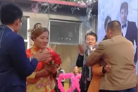 叔叔婶婶在婚礼现场秀恩爱？新娘子都看不下去了，有点害羞啊！视频封面