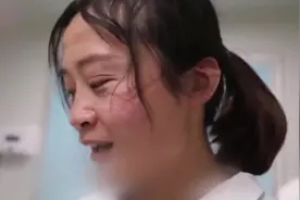 火神山医院护士脱下口罩的瞬间感动外国网友视频封面