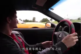 把奥迪排气口放了两个扩音器，一脚油门下去，结果却出乎意料