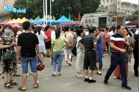 高考现场实拍:临川二中考场，家长目送考生进场后久久不舍离开视频封面