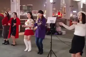 美女街头翻唱《小苹果》，动感的音乐姐妹们一起嗨起来视频封面