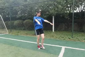 早上空腹点脚伸展60次，排出体内湿气，一天比一天苗条