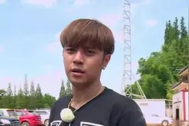极限挑战：张艺兴支开摄像师，自己拿着摄像机躲避，真是机智啊！